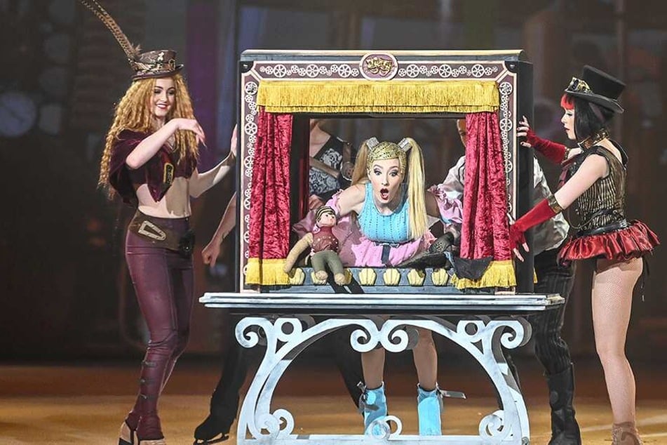 Holiday on Ice: Auch ein rutschiges Puppentheater gehört zur "Atlantis"-Show.