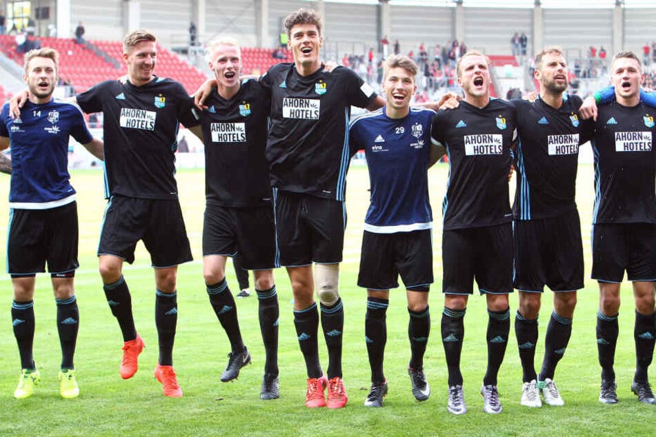 Myroslav Slavov (4. v.l.) tanzt mit seinen CFC-Kollegen nach dem Sieg in Halle.