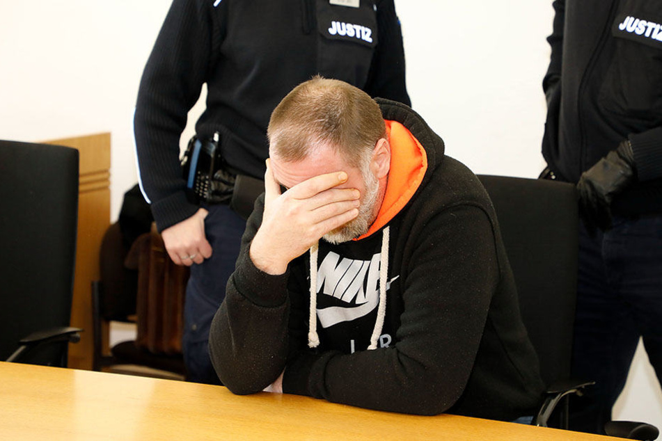 Lars F. (42) gab seine Einbruchs-Serie
zu, muss jetzt
dreieinhalb Jahre hinter Gitter.