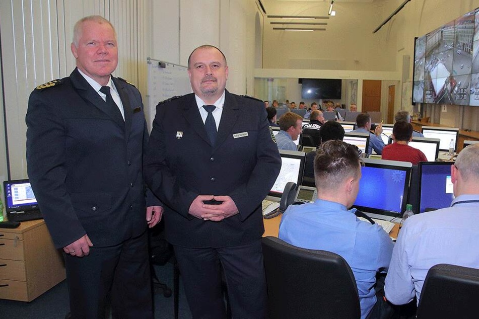 Landespolizeipräsident Horst Kretzschmar (59) besuchte Rene Demmler, Leiter des Führungsstabs, und sein Team in der Einsatzzentrale.