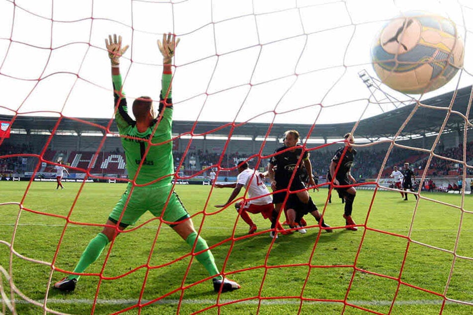 FSV-Keeper Johannes Brinkies konnte beim Hallenser Führungstreffer durch Marvin Ajani (M.) nur noch die Arme hochreißen - da zappelte der Ball aber schon im Netz.
