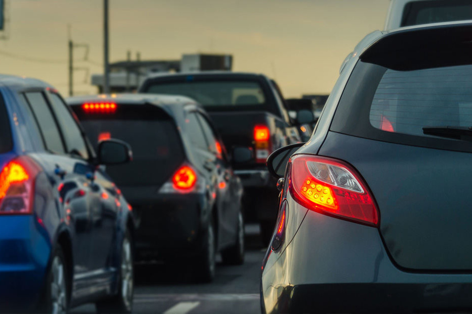 Die Autos stauten sich auf der A2. (Symbolbild)