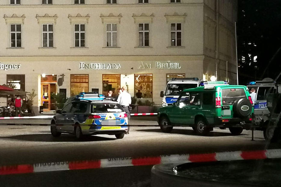 Die Polizei sperrte den Richard-Wagner-Platz und die Höfe am Brühl am Samstagabend ab.