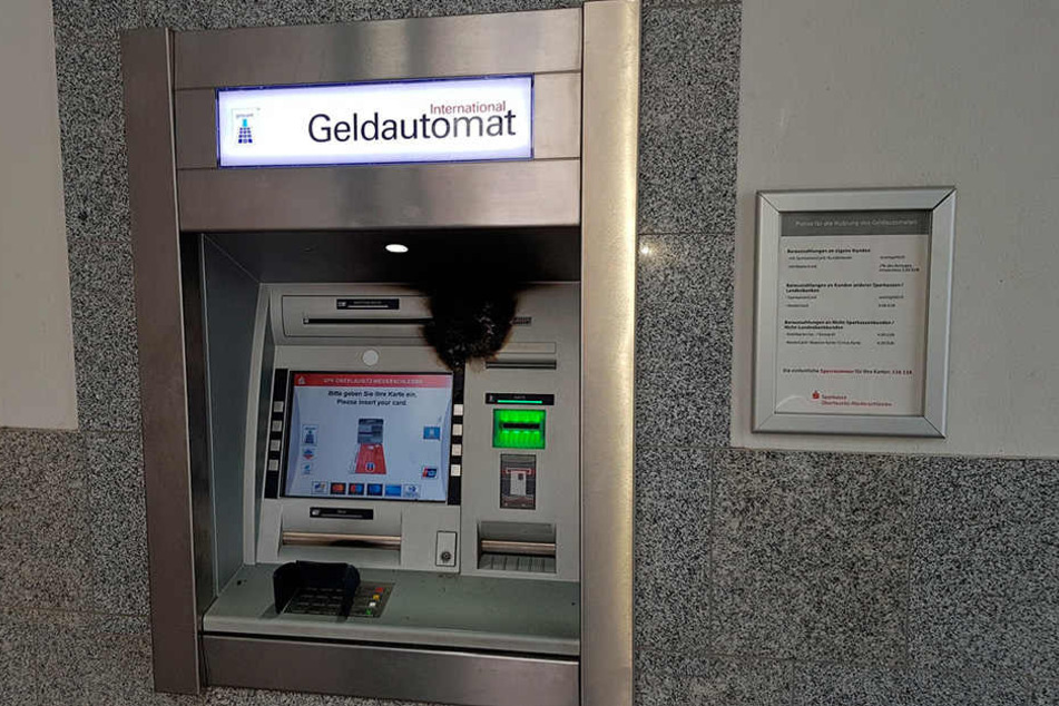In den Bankomat brannten Unbekannte ein Loch. Die Kripo sicherte Spuren.