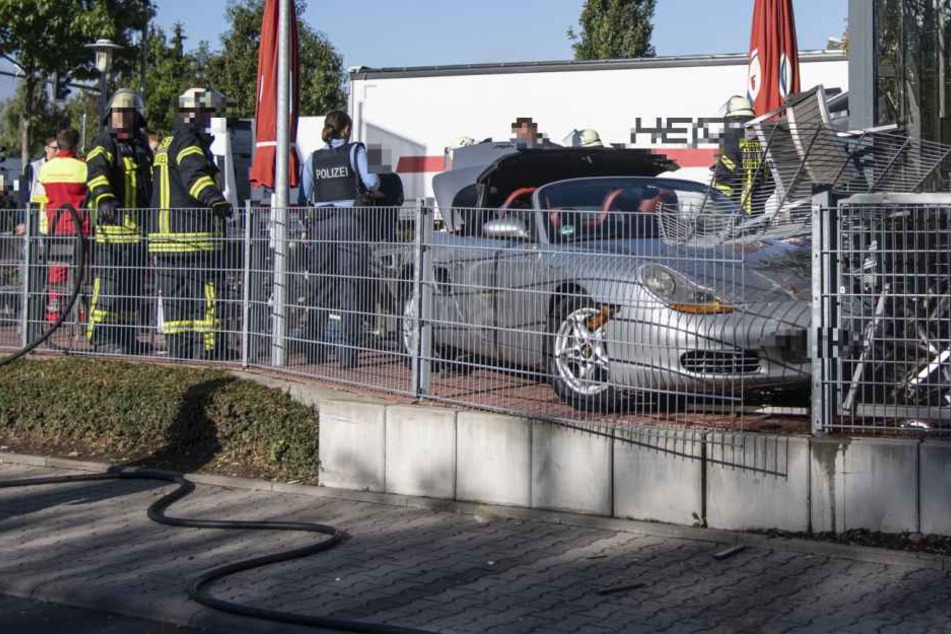 Rums: Der Porsche sorgte für Chaos im Außenbereich des Schnellrestaurants.