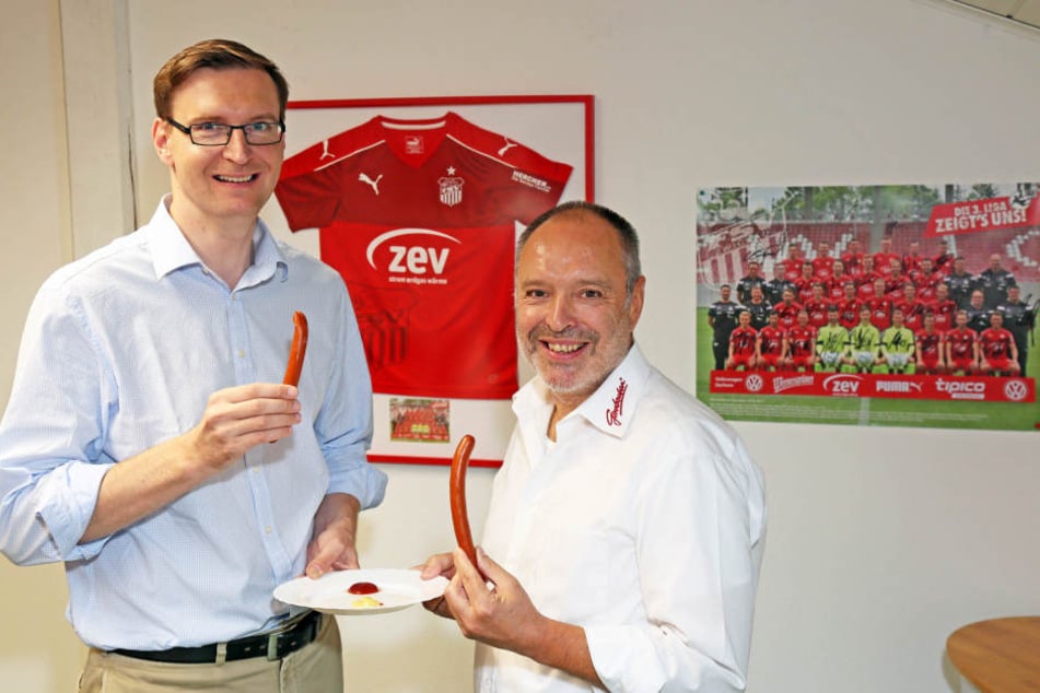 Lars Schauer vom FSV Zwickau und Würstchen-Chef Wolfgang Girrbach sind stolz auf ihre Kreation.
