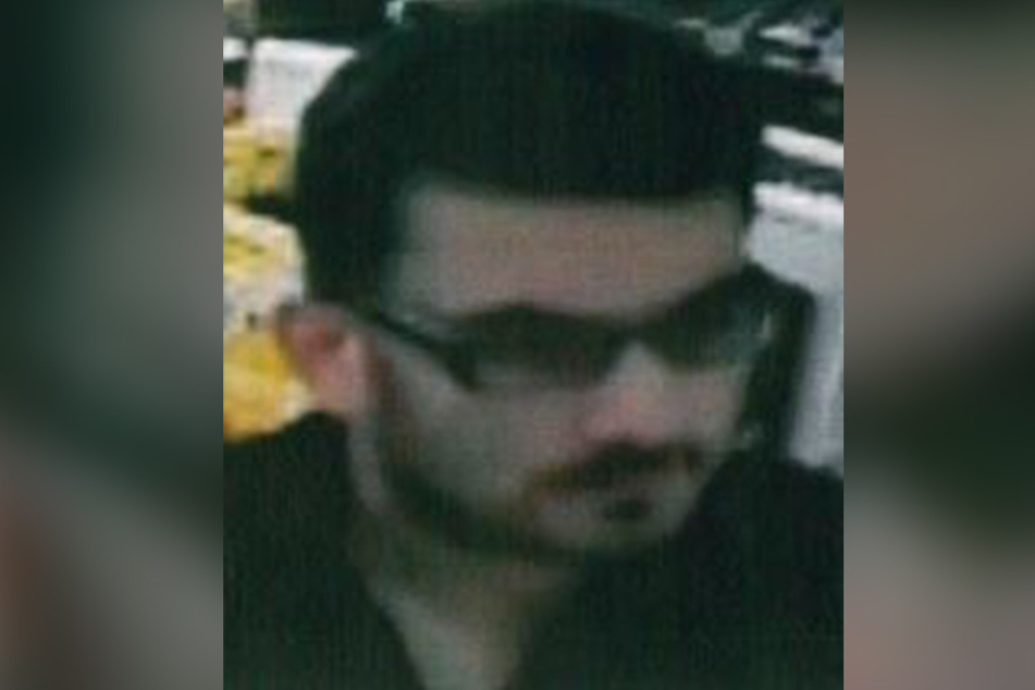 Mit diesem Foto fahndet die Polizei nach dem Täter.