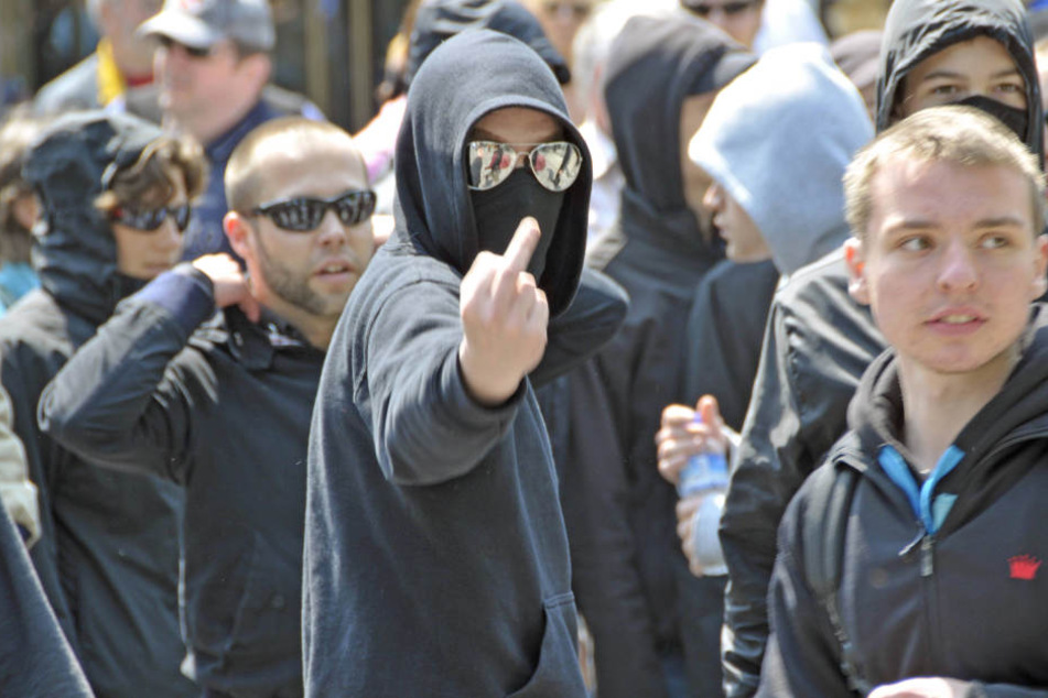 Gewalt lehnen die meisten Jugendlichen ab. Das Gros der Teenager findet weder
die rechte noch die linke Szene anziehend.