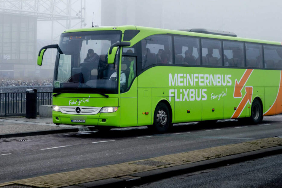 Ein Fahrgast eines Flixbusses masturbierte während der Fahrt vor einer Reisenden. (Symbolbild)