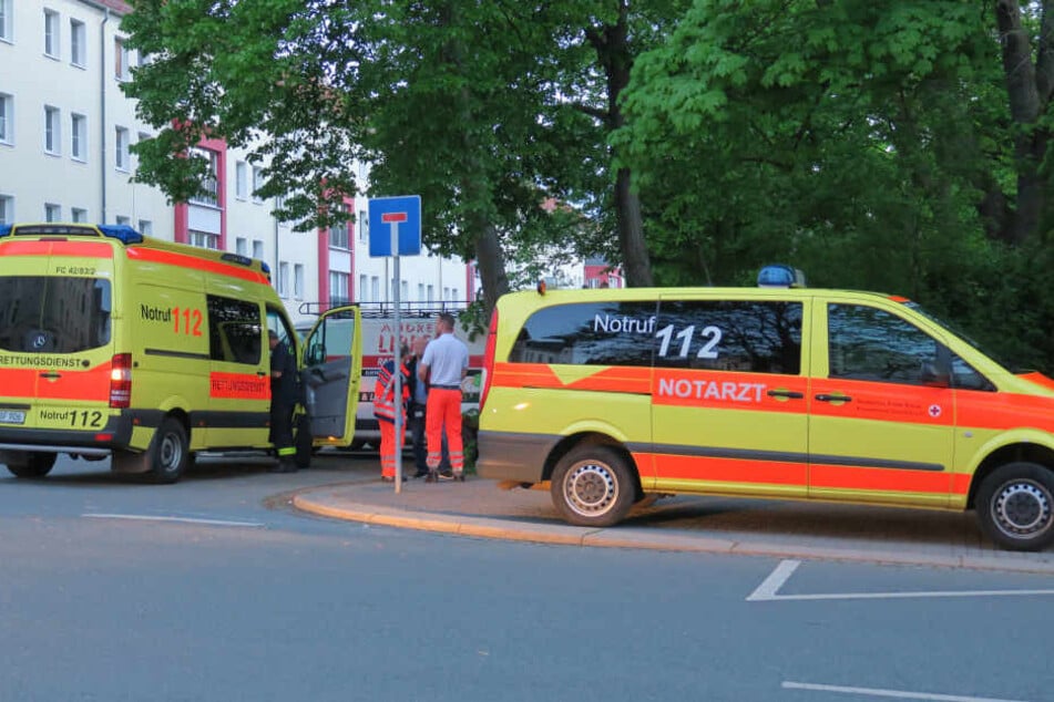 Sanitäter brachten den verletzten 33-Jährigen ins Klinikum.