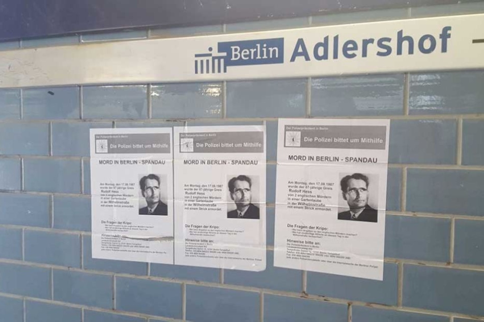 Diese Plakate wurden an mehreren S-Bahnhöfen im Südosten Berlins geklebt.