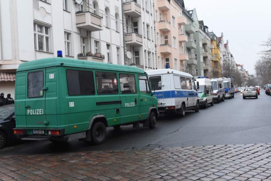 Die Berliner Polizei hat am Dienstagmorgen mehrere Objekte in Berlin durchsucht.