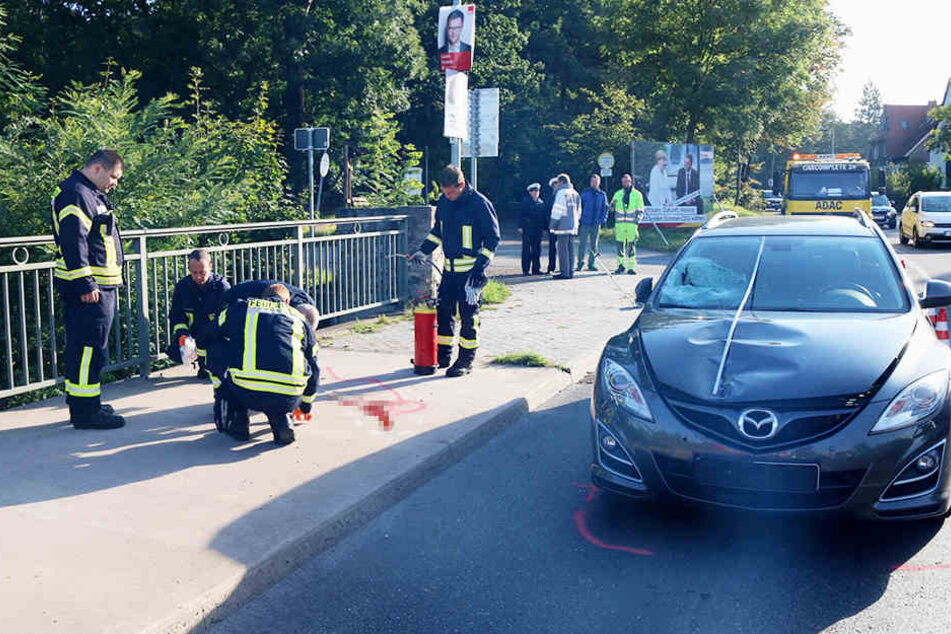 Der Mazda erfasste den Mann und schleuderte ihn auf einen Fußweg.