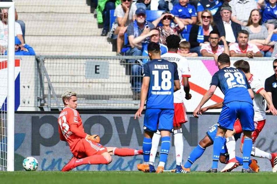 Serge Gnabry trifft an Pollersbeck vorbei zum 1:0 für Hoffenheim.