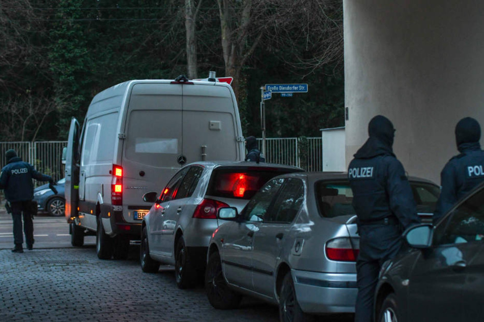 Gegen die Männer wird wegen besonders schweren Landfriedensbruchs, gefährlicher Körperverletzung, Freiheitsberaubung und Sachbeschädigung ermittelt.