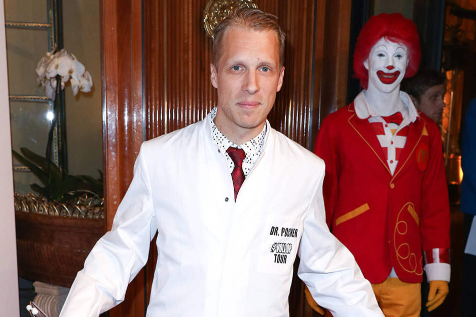 Normalerweise kennen wir Oliver Pocher (vorne) nur angezogen.