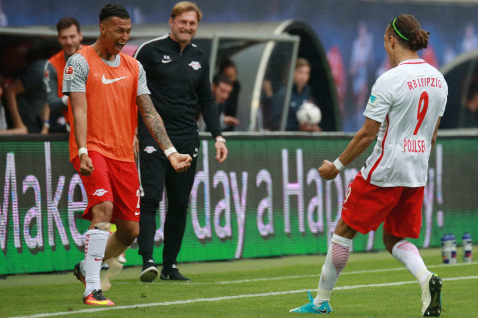 Nach seinem Treffer zum 3:1 läuft Yussuf Poulsen (r.) zu Davie Selke an die Seitenlinie.