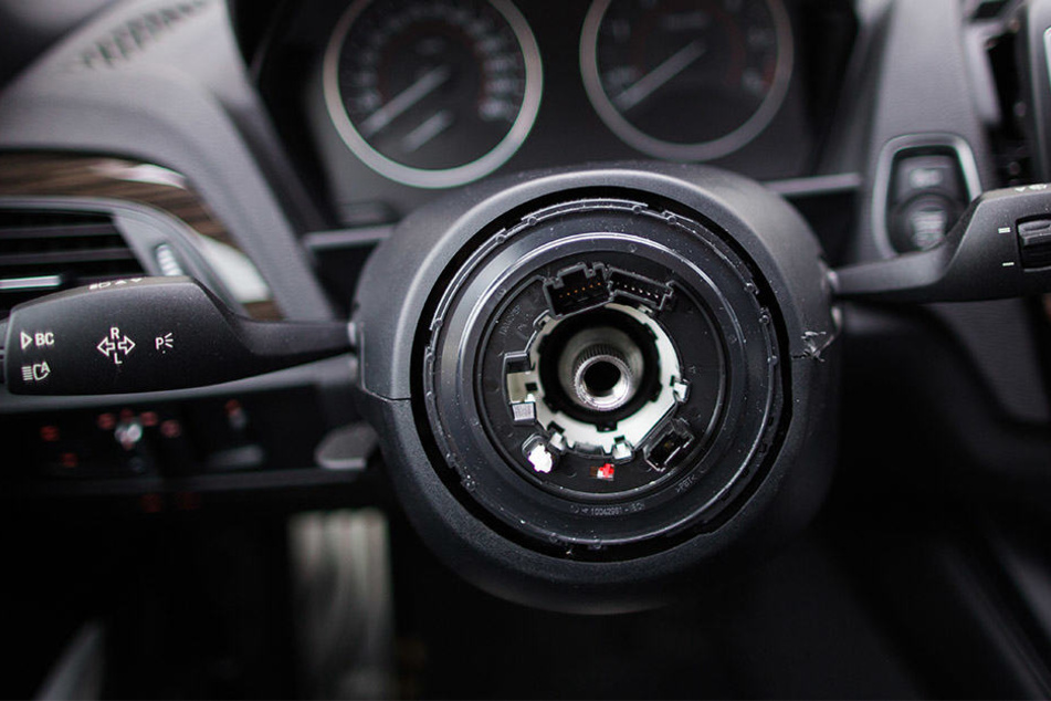 In acht Fällen klauten die Diebe Lenkräder, Airbags und Navigationsgeräte aus BMW-Fahrzeugen (Symbolbild).