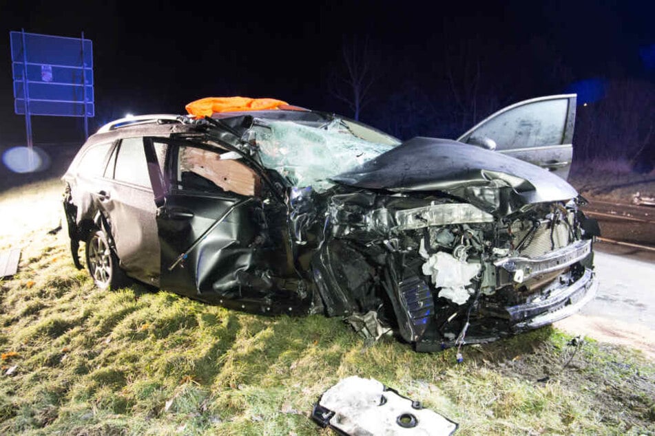 Der Mazda schleuderte Quer über die Straße und wurde komplett zerstört.