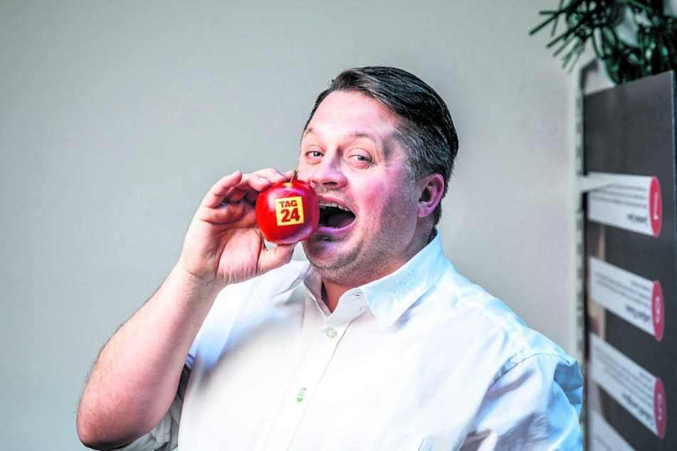 Knackig-frisch - Thomas Werker beißt in einen "TAG24"-Apfel.