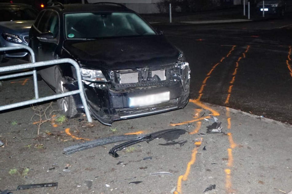 Die Markierungen zeigen den Weg des Einsatzwagens an, der ebenfalls ein parkendes Auto rammte.