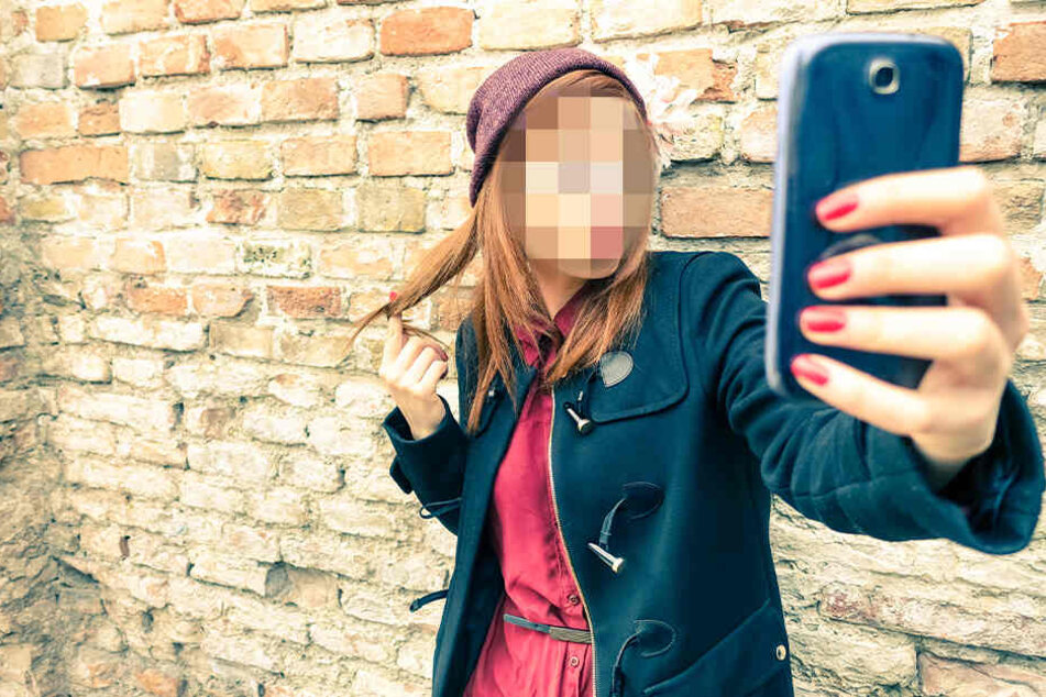 Zwei Mädchen haben im Vogtland Selfies auf Bahngleisen gemacht. (Symbolbild)