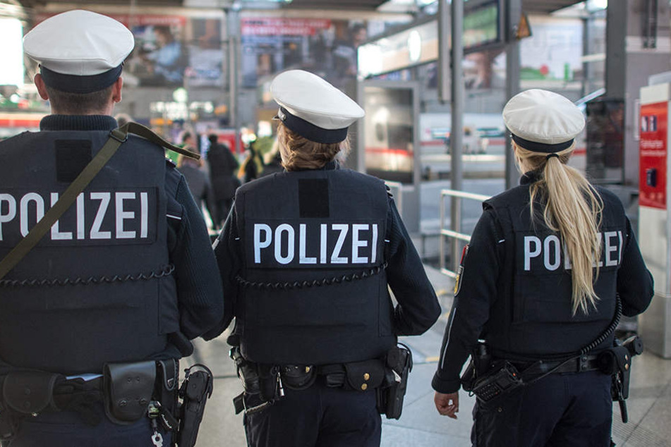 Bei der Durchsuchung der Jugendlichen fanden die Beamten unter anderem Drogen, einen Schlagstock und einen Polenböller. (Symbolbild)