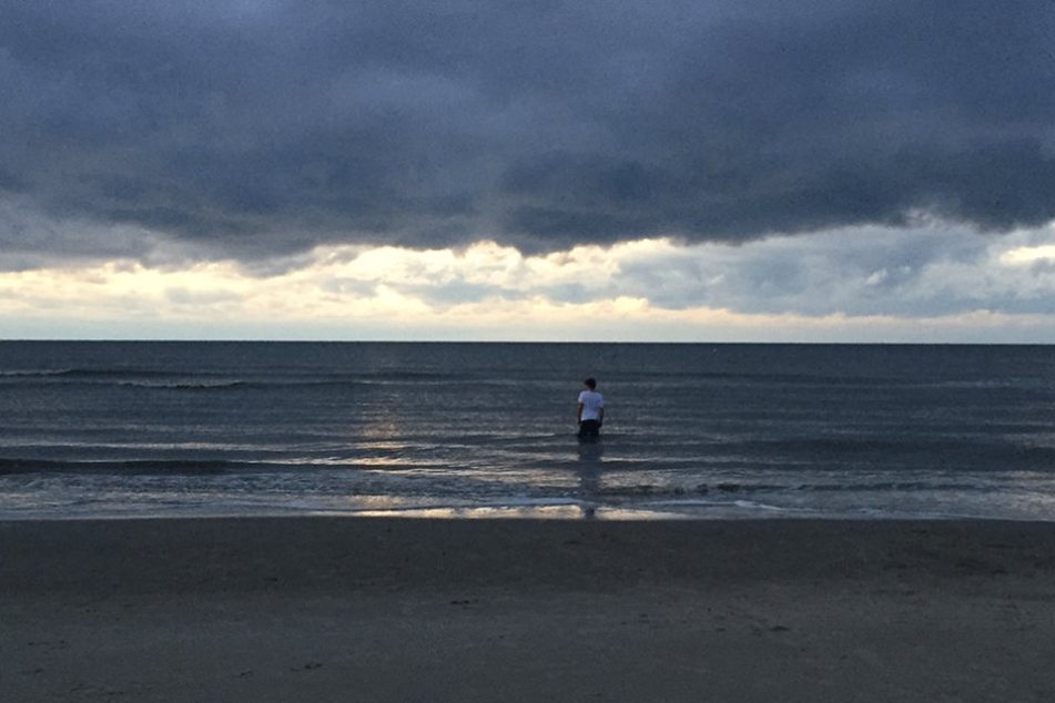 Dies ist wohl das letzte Bild von Till "Bommel" Kuhn bei GZSZ sein. Er steht bis zu den Knien in der Nordsee.