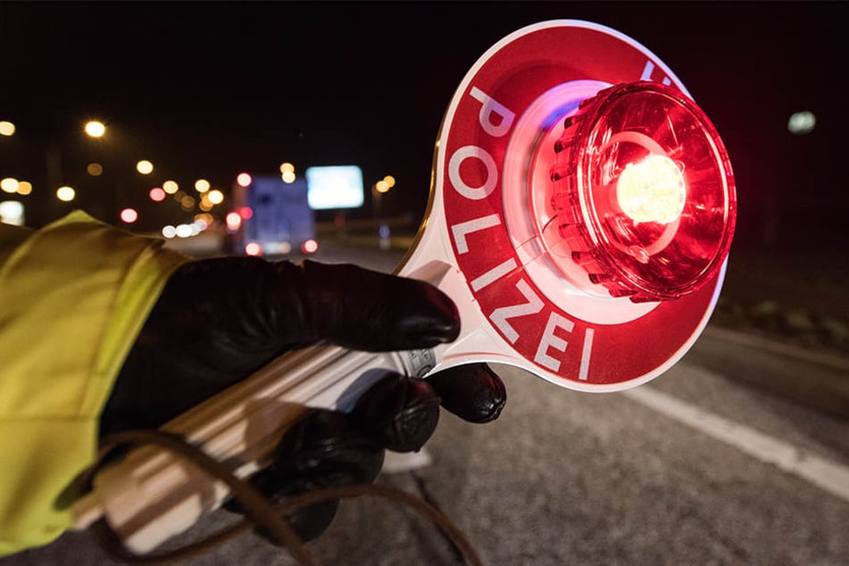 Bei einer Polizeikontrolle entdeckten Polizeibeamte eine Frauenleiche im Kofferraum.