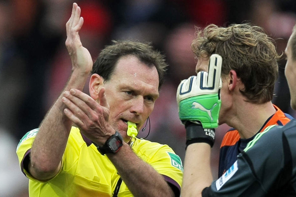 Schiedsrichter Florian Meyer zeigt es an: Handspiel! In Zukunft soll die Regel einheitlicher und klarer definiert sein.