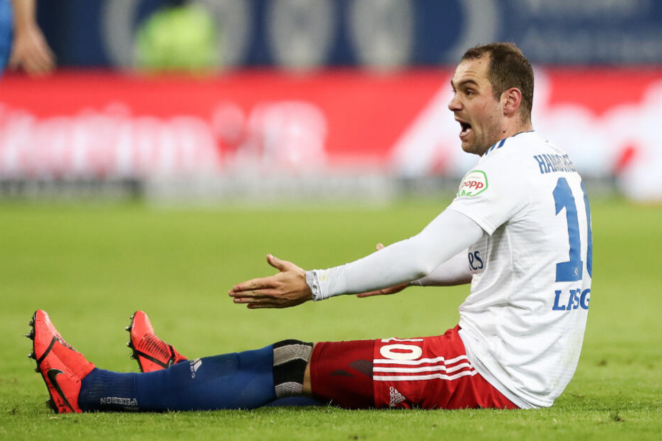 Pierre-Michel Lasogga ärgert sich über die Leistung seiner Mitspieler, aber auch über seine eigene.