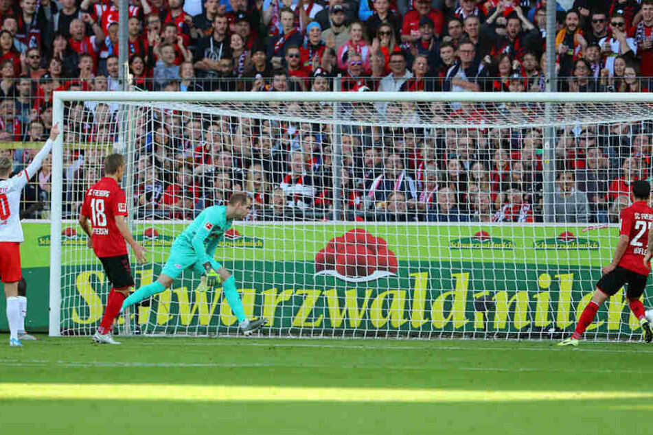 Wunderbar zu sehen: Beim 1:0 steht Nicolas Höfler (r.) am langen Pfosten sträflich frei und schiebt locker zur Halbzeitführung ein. Emil Forsberg (l.) hebt den Arm, war aber kein Abseits.