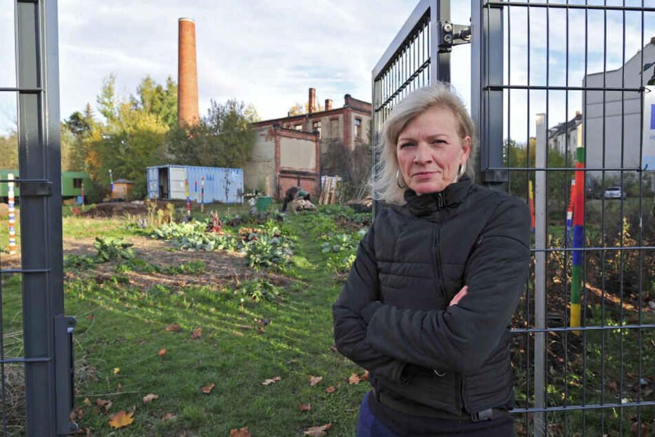 Babett Pötzsch (50) bangt um die Zukunft ihres Permakultur-Lehrgartens an der Palmstraße.