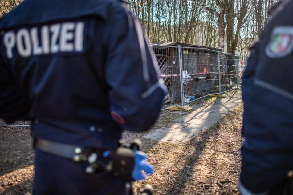 Die Polizei durchforstete die Parzelle des Hauptverdächtigen.