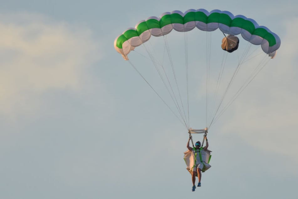 Ein Wingsuite ist ein spezieller Anzug für Fallschirmspringer, bei dem Stoff zwischen Armen und Beinen wie Flügel wirkt (Symbolbild).