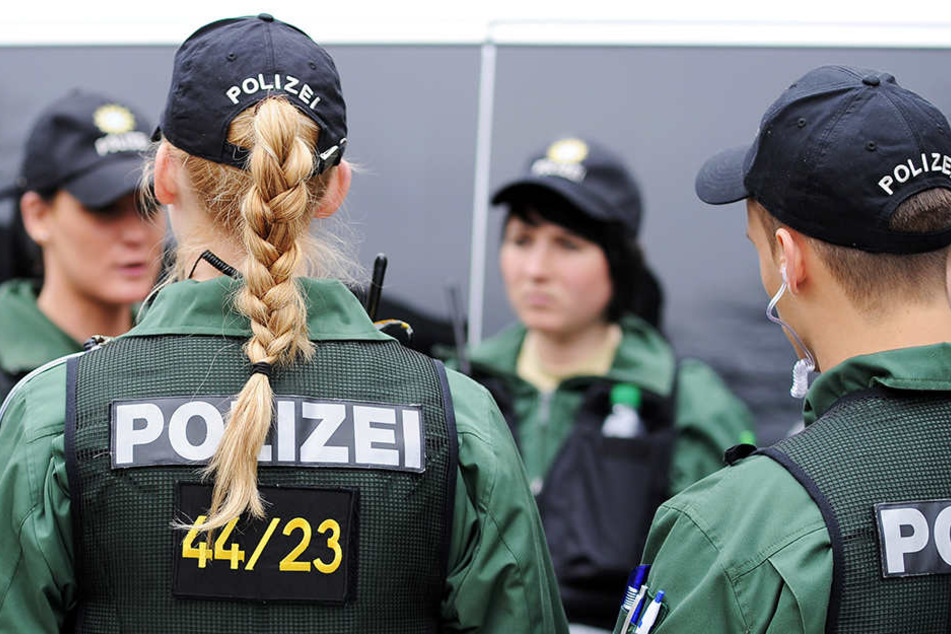 Auch Einsatzkräfte der Bielefelder Hundertschaft waren im Einsatz (Symbolbild).