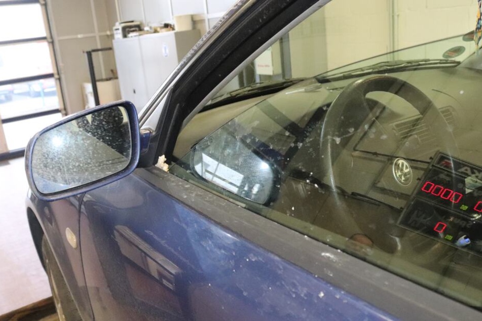 Der Fahrer fuhr dauerhaft mit dem halb geöffneten Fenster.