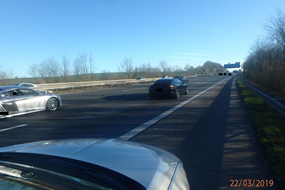 Ein Hochzeitskorso im März auf einer Autobahn in NRW.