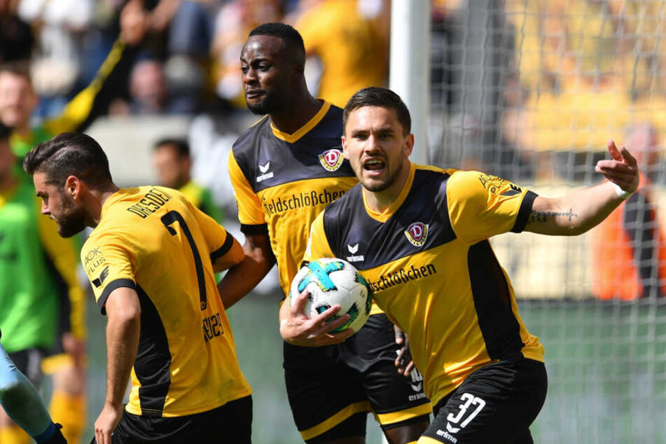 Pascal Testroet (re.) und seine Mitspieler wollen am Sonntag den Klassenerhalt für Dynamo klarmachen.