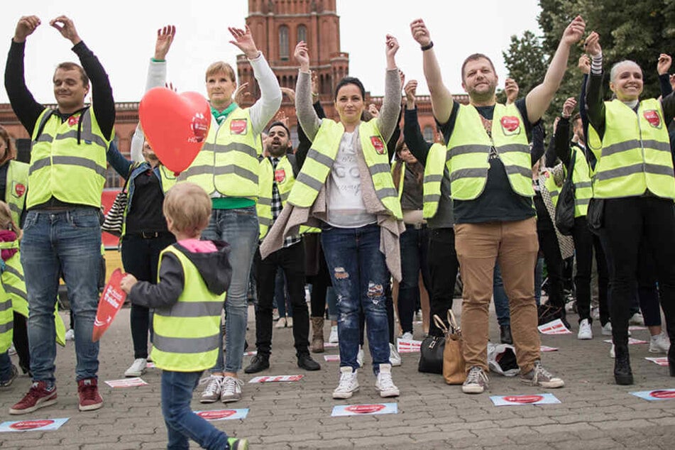 Bei einer Solidaritätsveranstaltung der Industriegewerkschaft Luftverkehr (IGL) für Mitarbeiter von Air Berlin wird vor dem Roten Rathaus in Berlin ein Flashmob durchgeführt, der einer Safety Instruction Demonstration nachempfunden ist.