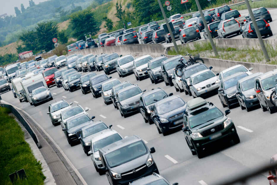 Auf den Autobahnen im Norden drohen mit dem Ferienbeginn in Bremen und Niedersachsen lange Staus. (Symbolbild)