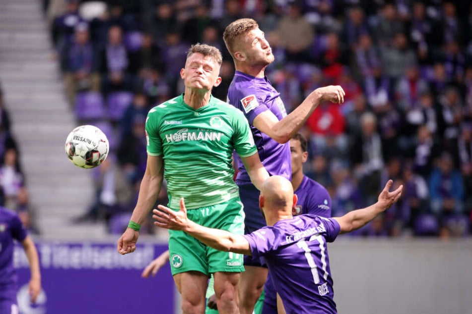 Kopfballduell zwischen Fabian Reese und Jan Kral.