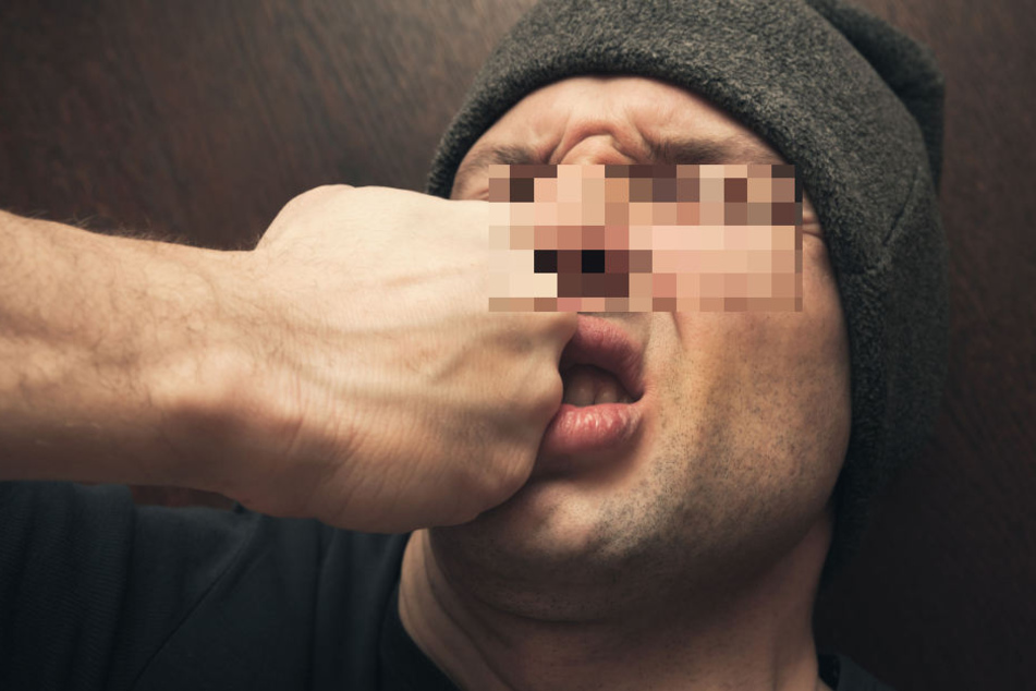 Mindestens einmal soll der Angreifer sein Opfer mit der Faust ins Gesicht geschlagen haben. (Symbolbild)