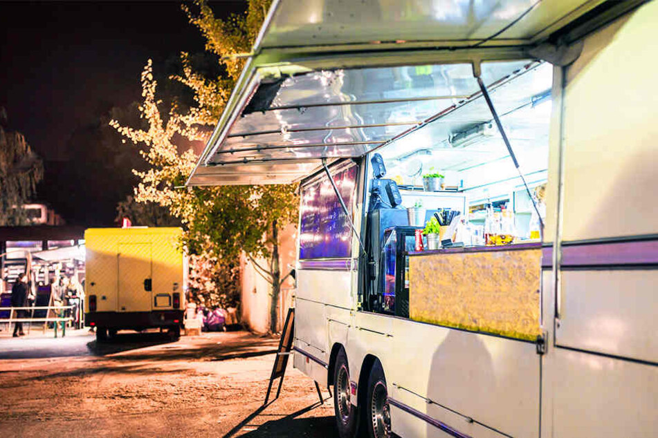 Die Markise eines Foodtrucks wurde einem 46-jährigen Fahrer zum Verhängnis. (Symbolbild)