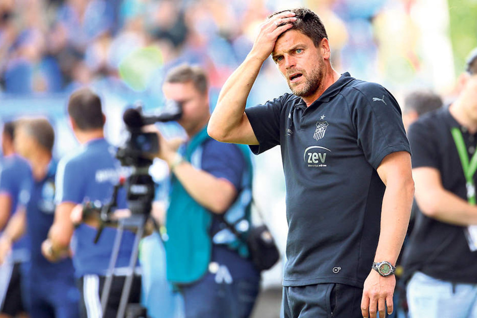 FSV-Trainer Torsten Ziegner greift
sich an den Kopf. Die Chancenverwertung seiner Mannschaft brachte ihn zur
Verzweiflung.