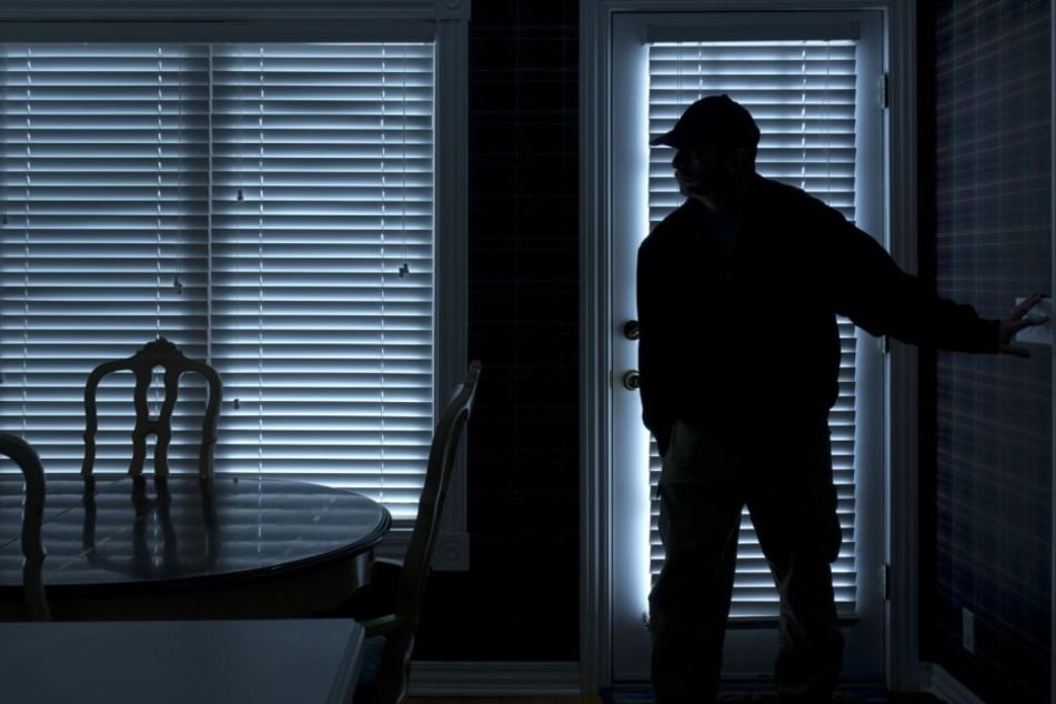 Mindestens ein Täter drang am Sonntag in ein Mietshaus in Borsdorf ein. (Symbolbild)
