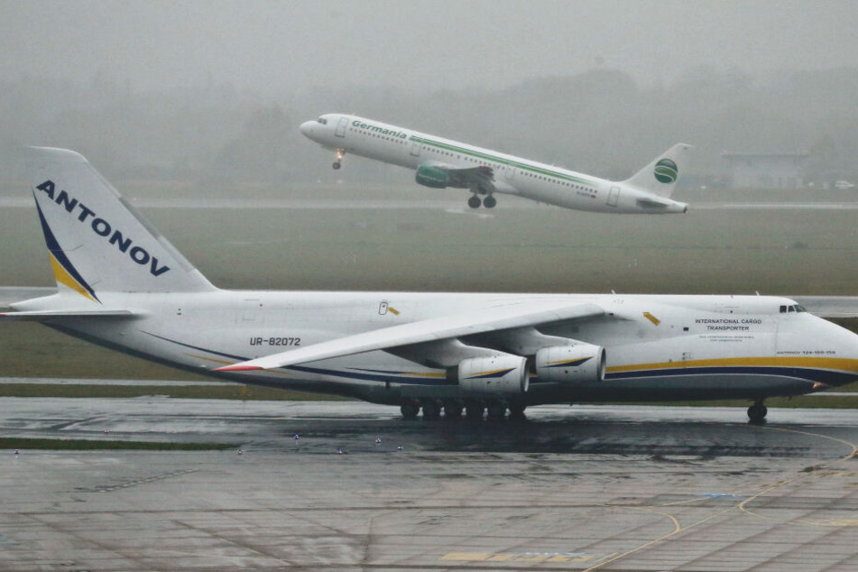 Eine Antonow 124 auf dem Flugfeld am Flughafen Düsseldorf im Herbst 2018.