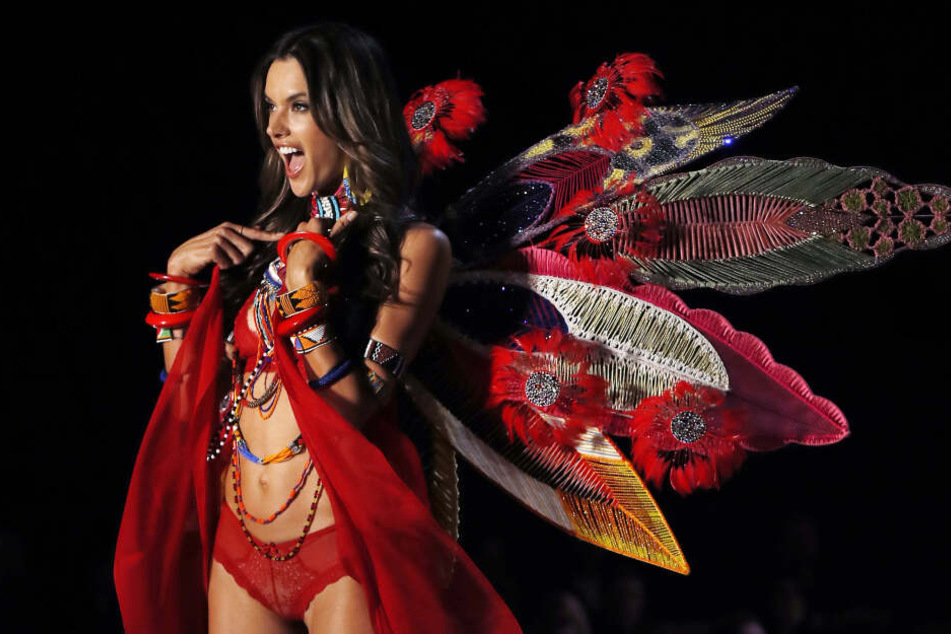 Alessandra Ambrosio (38) präsentiert ein aufregendes Kleid bei der Victoria's Secret Show in Shanghai.