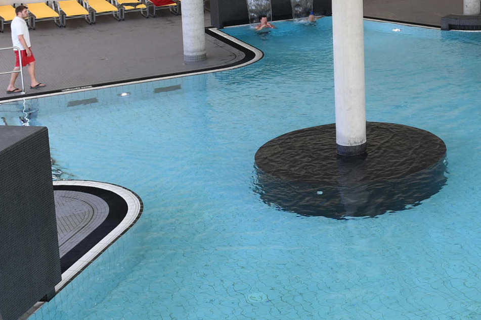Zwei Mädchen sind in einem Freizeitbad sexuell belästigt worden. (Symbolbild)