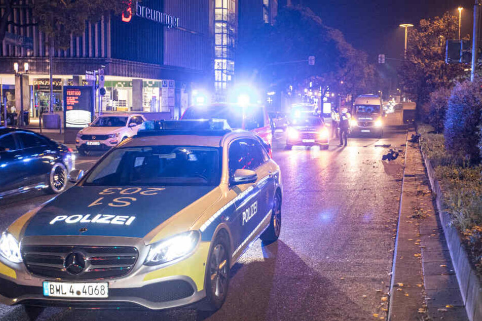 Einsatzkräfte an der Unfallstelle mitten in Stuttgart.
